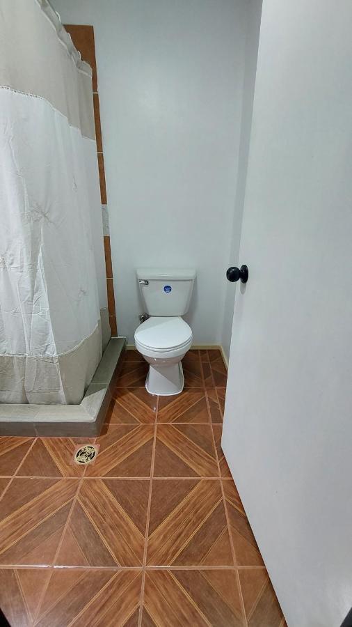 Pieza Independiente 2 Camas Con Estacionamiento Casa de hóspedes Los Ángeles